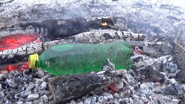 Кипячение воды в пластиковой бутылке.
