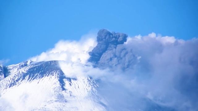 .. 4 ..Vulcano Etna Eruzione del 02.01.2021 Sicilia Italia - Volcano eruption crater 2021 explosio смотреть онлайн