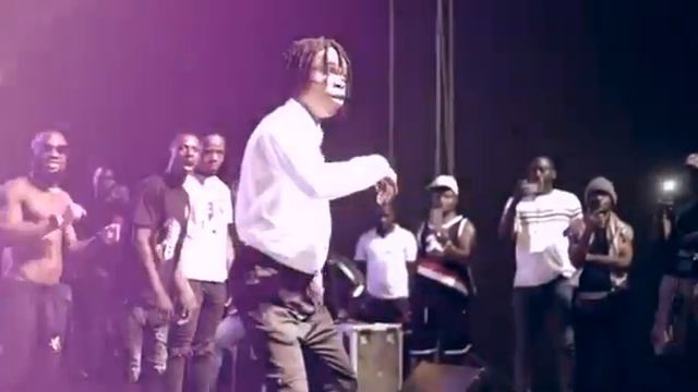 DJ ARAFAT LA BEAUTE DEMONTRE LA NOUVELLE DANSE #KONG AU CONCERT DU DAÏSHIKAN смотреть онлайн