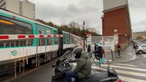 ??Поезд метро пересекает улицу в Париже