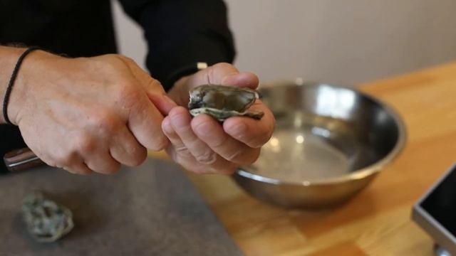 Как легко, быстро и безопасно открыть устрицы. Лайфхаки от Хмелинина смотреть онлайн