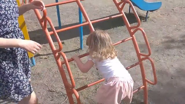 Маша гуляет на площадке, катается с горки, прыгает с высоты и рисует на асфальте СВИНКУ ПЕППУ. смотреть онлайн