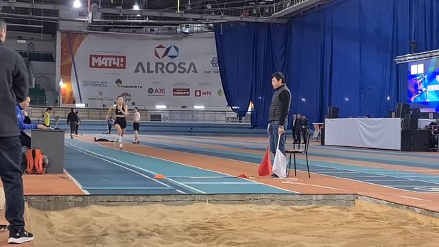 Прыжки в длину среди женщин смотреть онлайн