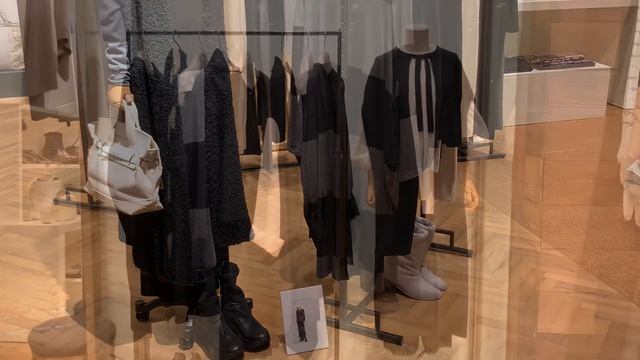 Уличная мода в Токио. Японский стиль жизни. Осенний стрит стайл и обувь в стиле минимализм. смотреть онлайн