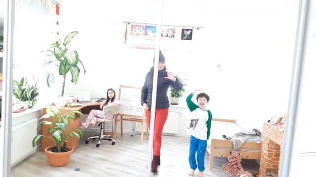 ВЛОГ. МОРЕ. КЕКСЫ. СТОЙКА НА РУКАХ.10 ЛЕТ АНАСТАСИИ. 65 ЛЕТ МАМОЧКЕ смотреть онлайн