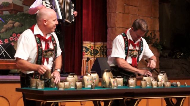 Oktoberfest Musikanten playing the cowbells at Biergarten Restaurant смотреть онлайн