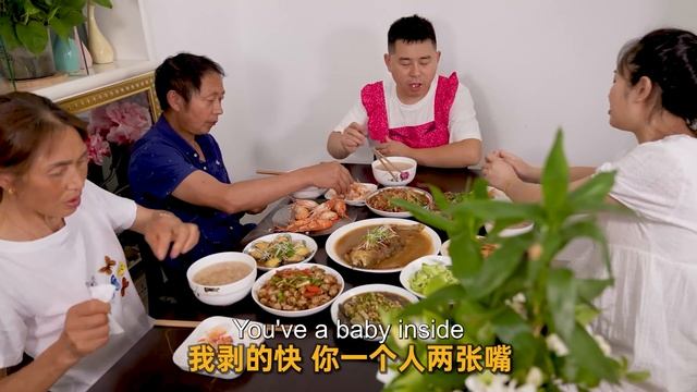 【超小厨】500元整一大桌海鲜，老丈人来看闺女，130一斤的大虾随便吃，豪横！