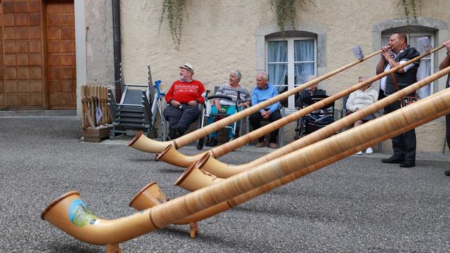 Gruyères, Switzerland | Alphorn's players and flag throwers. смотреть онлайн