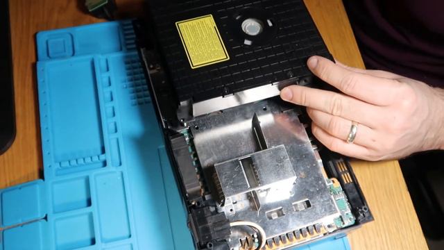 Repairing PlayStation 2 - Part 3 - AV Port Reinstall & Re-Assembly смотреть онлайн