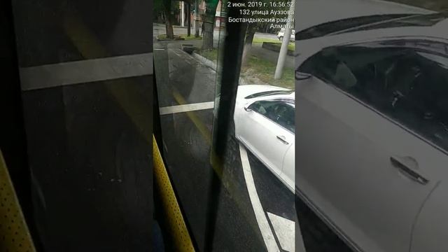 02.06.2019 года. г. Алматы ул. Ауэзова угол Габдулина,  стоянка перед стоп линией.