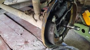 Регулировка задних колодок Ауди80 под барабан с износом.