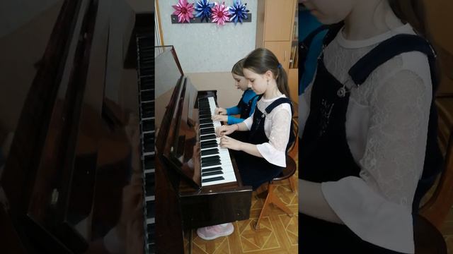 Э. Градески "Маленький поезд", исполняют Солошенко Александра и Солошенко Анастасия. смотреть онлайн