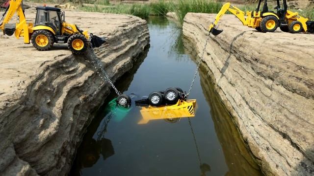 2 экскаватора чуть не порвали самосвал смотреть онлайн