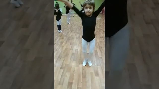 Балет для детей, фрагмент занятия группы 5-6 лет. смотреть онлайн