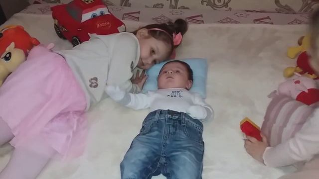 ??♀️АРХИВ Милое ВИДЕО СЕМЬИ? МАНСУРУ 2 МЕСЯЦА КРОШКА/ДЕВОЧКИ ПЛЯШУТ?Марина Мия ВЛОГИ смотреть онлайн