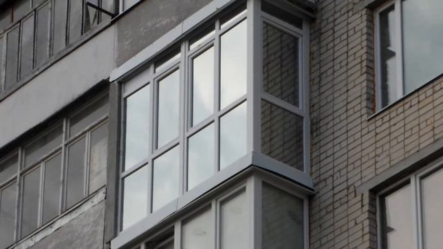 Балкон во весь рост с зеркальными пленками, вид с улицы С. Крушельницкой г.Ровно смотреть онлайн