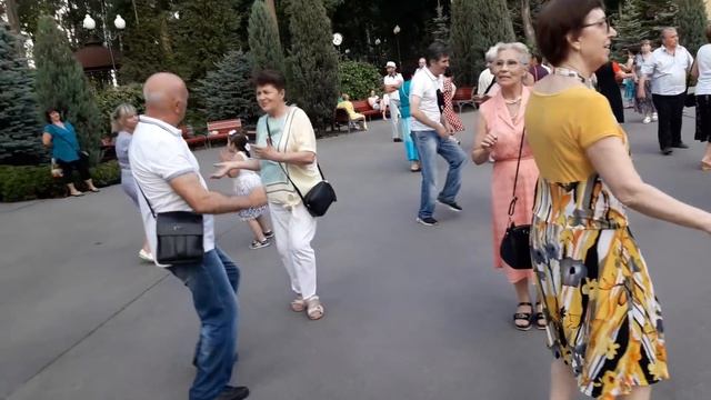 Цыганочка Аза!!!??Танцы в парке Горького!!! ??Харьков 2021 смотреть онлайн