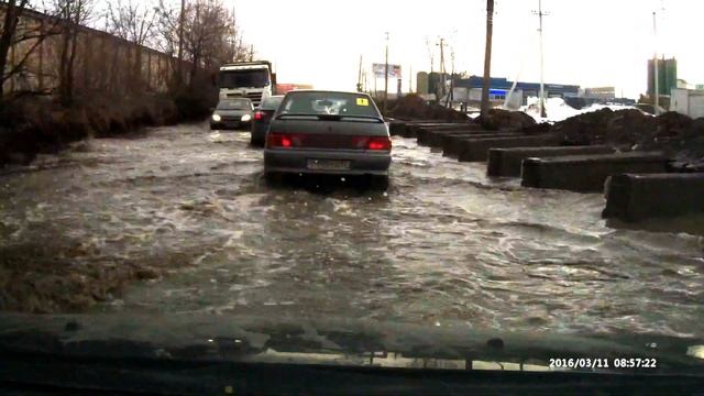 Огромная лужа в Нижнем Новгороде смотреть онлайн