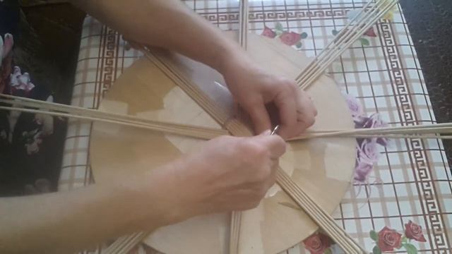 Плету круглое дно с узором "Снежинка" по центру. Часть 1. смотреть онлайн