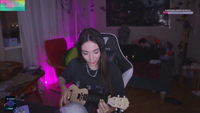 КАТЯ ИГРАЕТ НА УКУЛЕЛЕ/ПОЁТ//twitch rofl смотреть онлайн