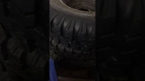 Нарезка протектора на шине от УАЗ для грязи