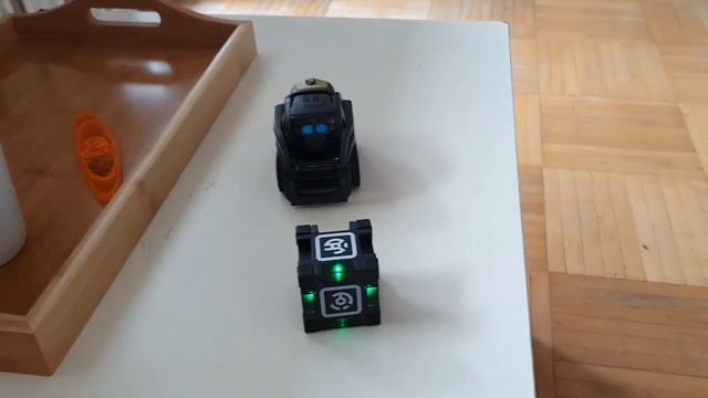 Anki Vector даёт мне свой кубик