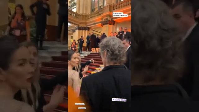 Natalia Oreiro hablando con los periodistas en la Avant Première de "Santa Evita" - Teatro Colón (2 смотреть онлайн