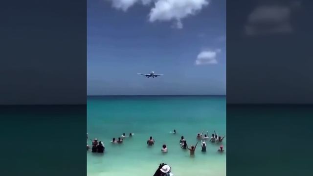 Самый экстремальный пляж в мире: Maho Beach на острове Сен Мартен, Нидерланды. смотреть онлайн