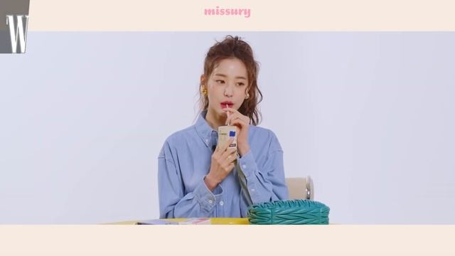 что в сумке у Чан Вонен из IVE? | What's In My Bag | перевод W Korea смотреть онлайн