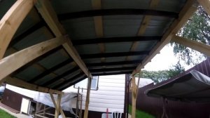 Беседка из поддонов, палок и пылесосных шлангов.