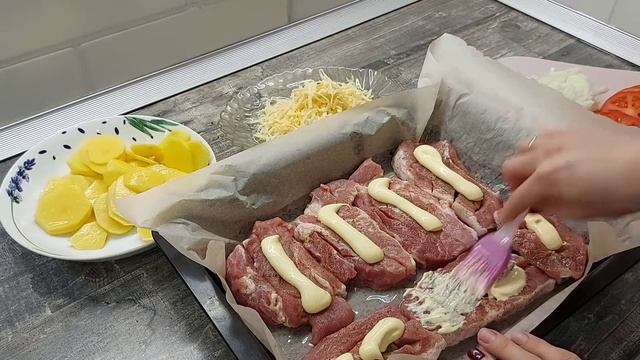 #мясопофранцуски #быстрыйужин #мясовдуховке Безумно вкусное мясо по - французски. Быстро и просто