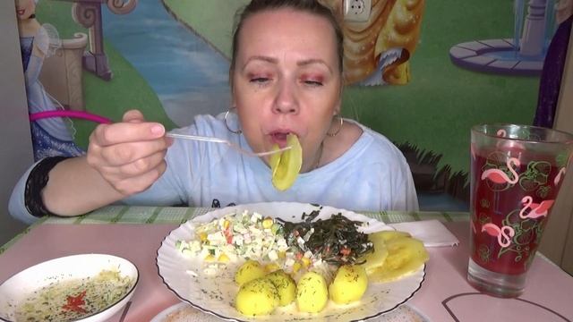 МУКБАНГ КРАБОВЫЙ САЛАТ,/КАРТОШКА КАБАЧКИ///Mukbang салат с крабовыми палочками///не АСМР/// смотреть онлайн