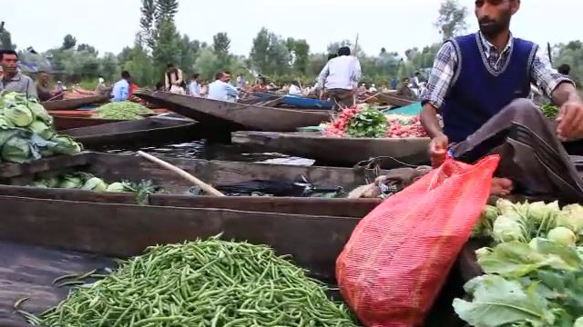 Плавучий рынок в Кашмире смотреть онлайн