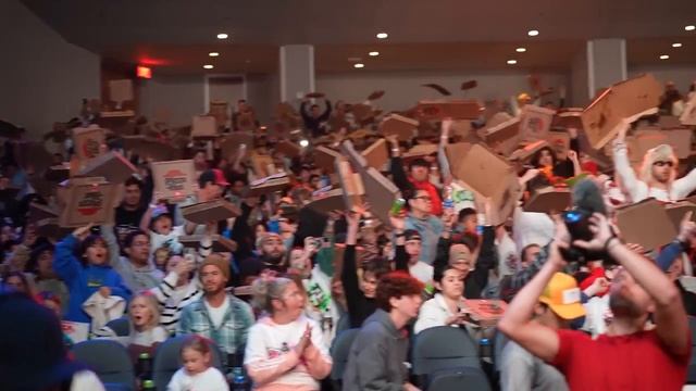 $1 VS $10,000 Public Dares смотреть онлайн