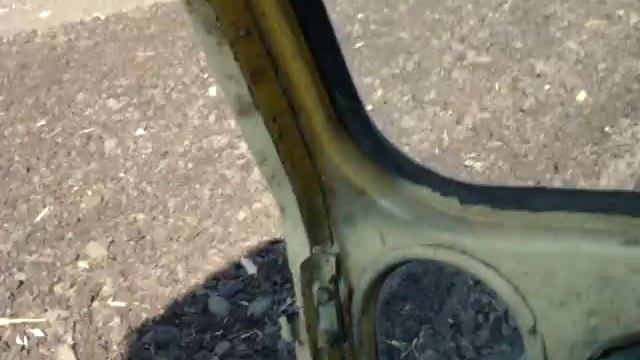 Я їду Юмзом поряд з полим де працюють два трактори МТЗ 82 1 МТЗ 82 2