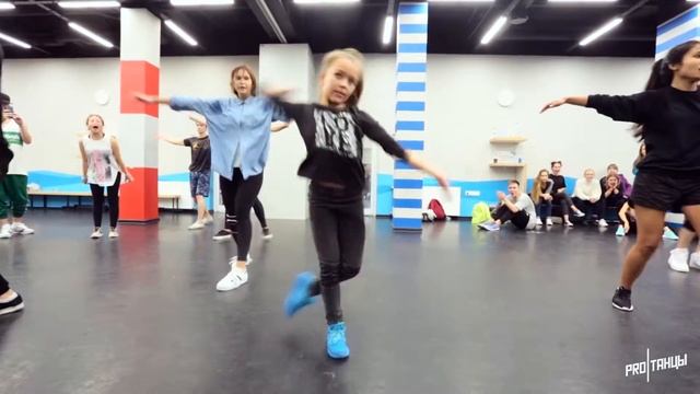 Очень круто танцует смотреть онлайн