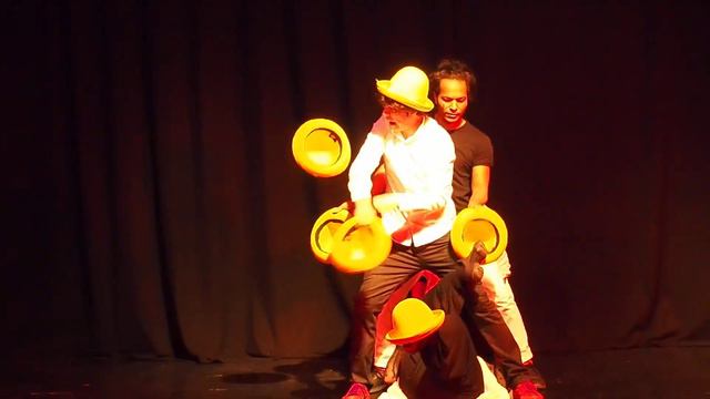 ZirkusHaus "WHITE" - jugando con sombreros смотреть онлайн