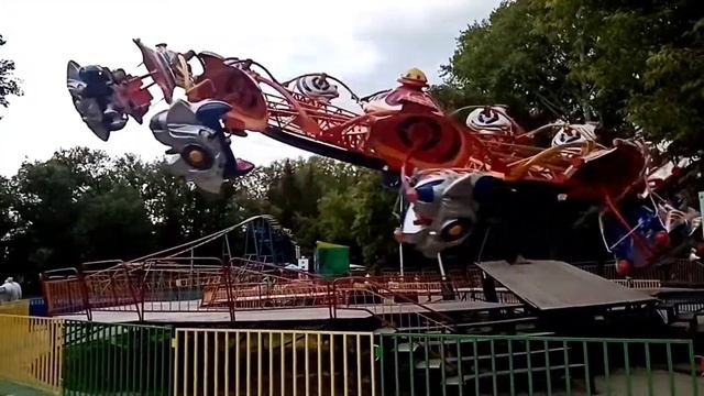 Провожаю сестру на "Спутник". #аттракционы#каникулы#лето#отдых#семья#выходные#Курган#ЦПКиО#Спутник смотреть онлайн