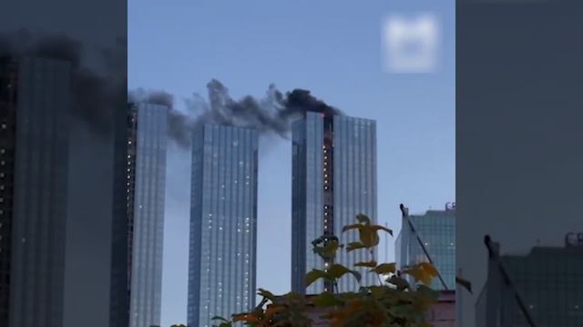 Пожар на крыше недостроенных башен Capital Towers возле Москва-Сити. Дым видно отовсюду. смотреть онлайн