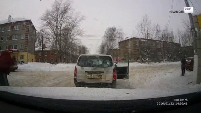 Стало тесно спор двух мужчин вылился в драку на перекрестке смотреть онлайн