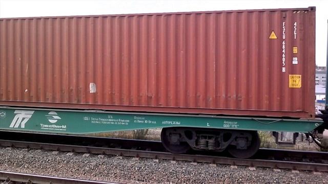 Тепловоз проезжает платформу Ленинский проспект и едет в Угольную гавань или порт Санкт-Петербурга