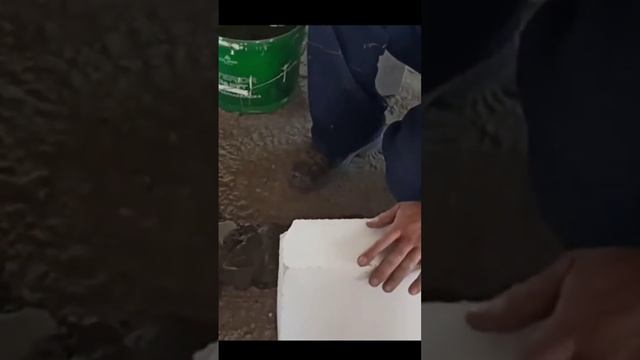 Выравниваем газоблоки. Смотри боковые. Настраиваем ровность. Ставим перегородку.