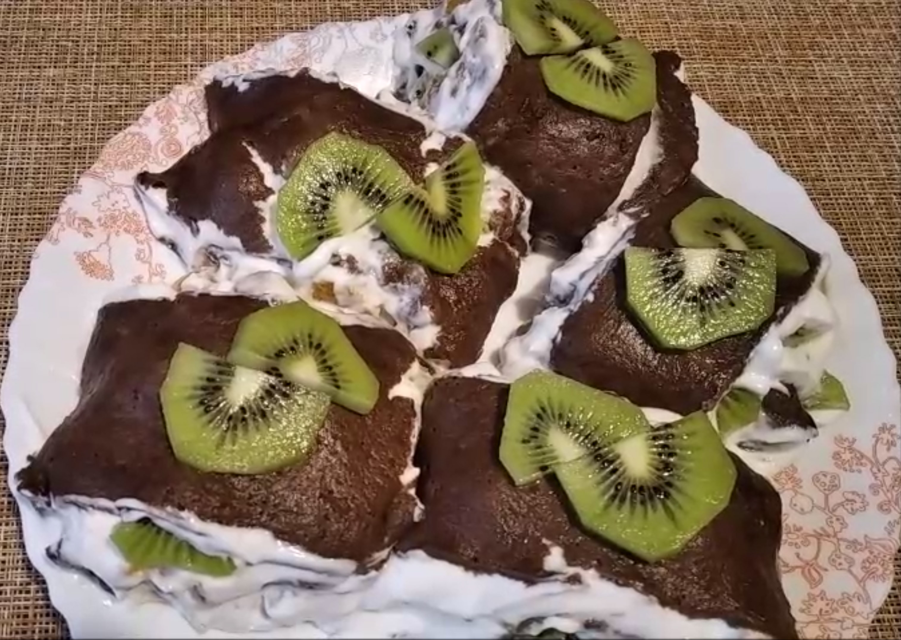 Пирог без выпечки из шоколадного печенья.mp4 смотреть онлайн