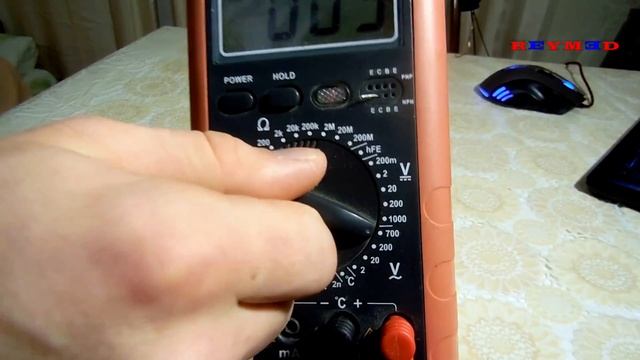 КАК ПОЛЬЗОВАТЬСЯ МУЛЬТИМЕТРОМ #1 Измерение переменного напряжения! смотреть онлайн