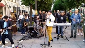 Рома Зверь спел на Невском