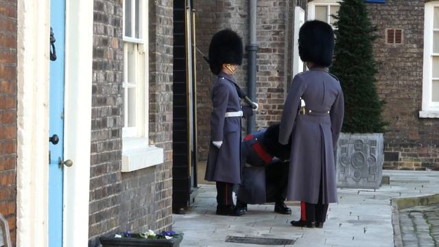 The Grenadier Guards . Tower of London смотреть онлайн