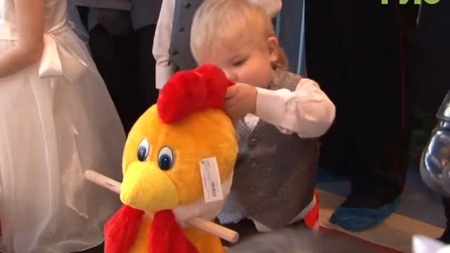 Подарили детям праздник. В доме ребёнка "Малыш" устроили новогодний утренник смотреть онлайн