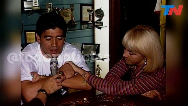 Diego Maradona y Claudia Villafañe juntos en el "museo" de la casa de Devoto (1994) смотреть онлайн