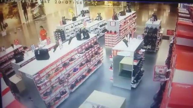 Грабеж в обувном магазине смотреть онлайн