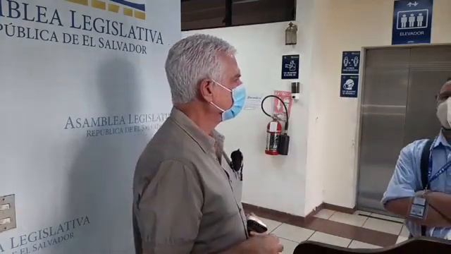 El diputado Rodolfo Paker arremete contra el ministro Alejandro Zelaya смотреть онлайн